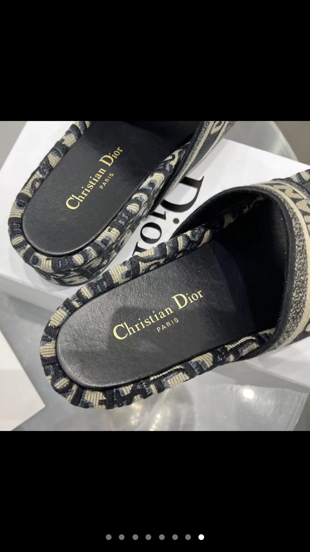 👟👟Ex-factory price 400👟👟 Women's shoes, women's clothing, classic hot-selling models continue to... 🎈Best-selling pair of Dior DIOR wedge-heeled waterproof platform slippers DIORBLIQUE pattern jacquard embroidered prince, 🪡designed with classic logo embroidery craft elements. D’s most popular series in the past two years is really great! Super wow! 😘 Retro literary and fresh style, one of the must-have items in spring and summer 👏 💙Buy genuine products and reproduce them, synchronized with ten colors at the counter 💛High version of three-dimensional jacquard embroidered upper, cowhide lining 💚Original molded custom outsole, non-slip and wear-resistant Heel height: 5Cm, long legs to wear Comes with a full set of exquisite packaging Code number: 34-43 (34, 41, 42, 43 are custom-made and cannot be returned or exchanged)